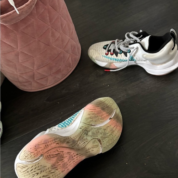 nine basketball shoes - Picture 3 of 4